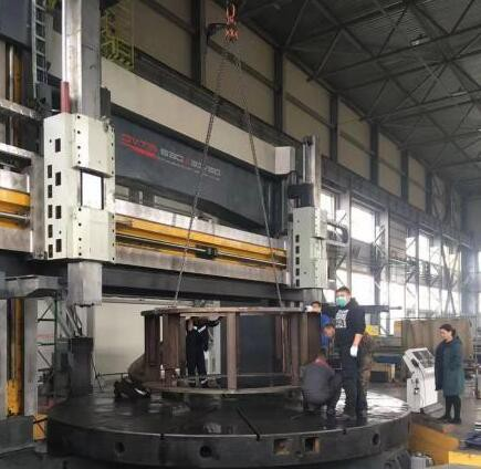 Torno vertical CNC con cinco funciones