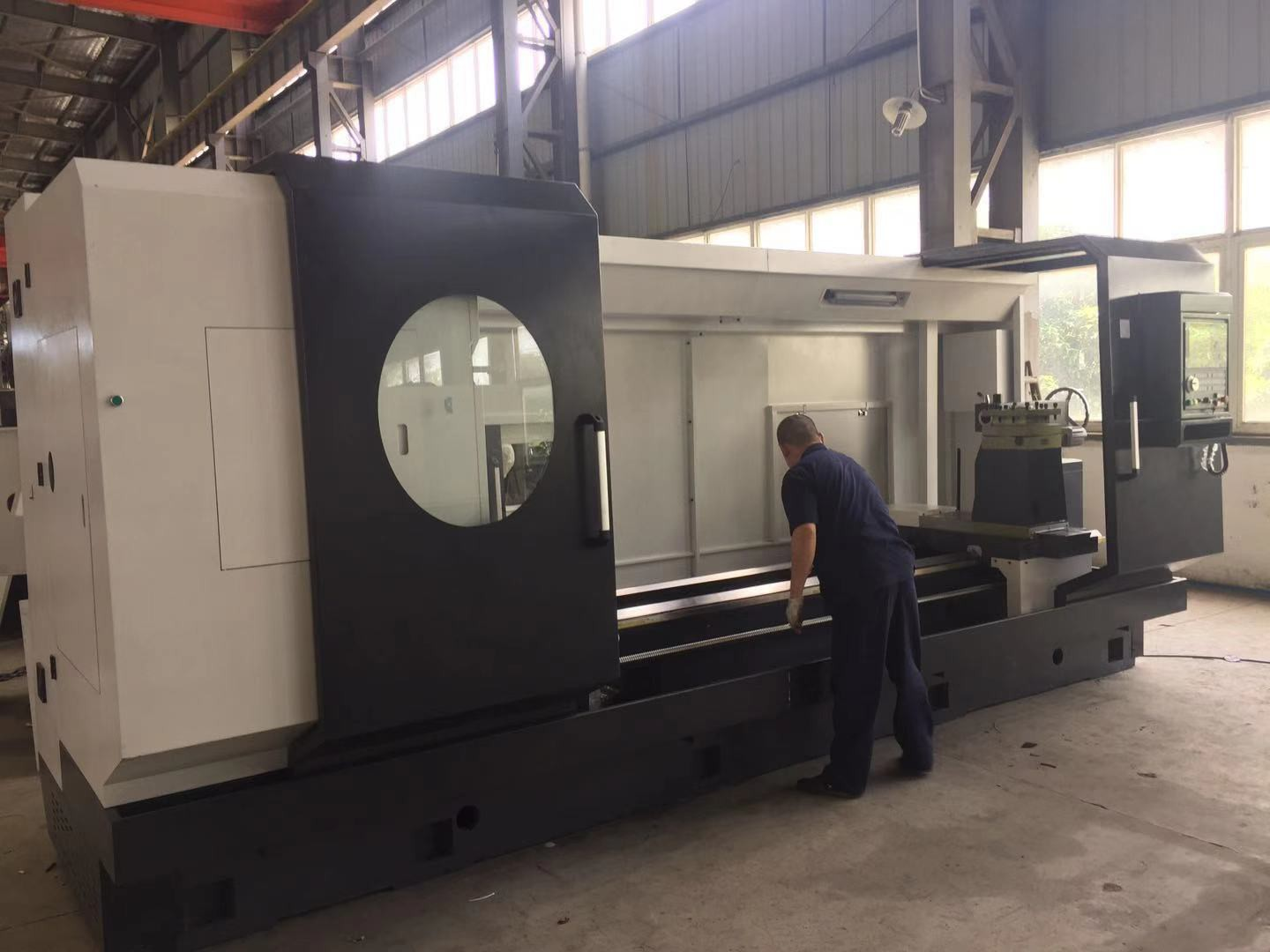 El torno horizontal CNC está listo para su envío.